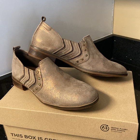 Clarks Shoes - SALE NWT Clarks Leather Trish Bell Copper Metallic Shooties Loafers